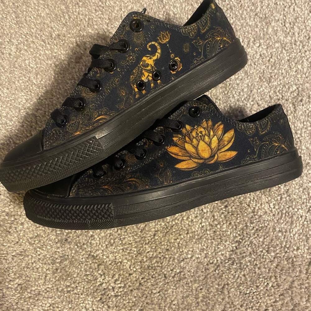 Elephant lotus low top sneakers